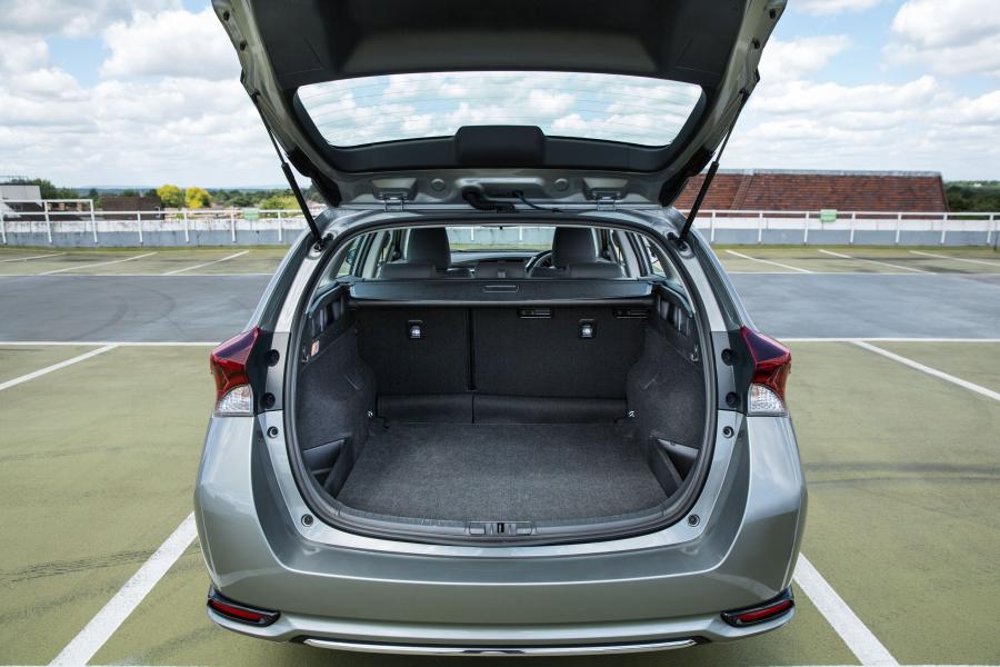  Toyota Auris Touring Sports 2015 года  (UK) (фото 11 из 20)